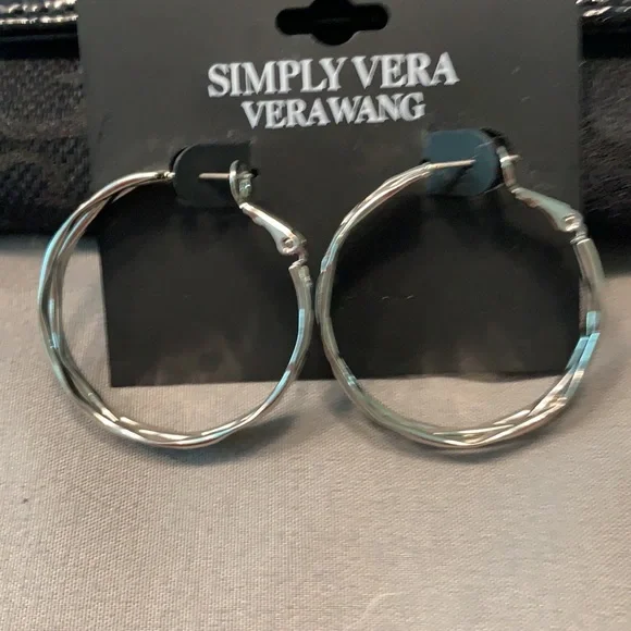 Brand new simply vera vera Wang earrings - Picture 6 of 8